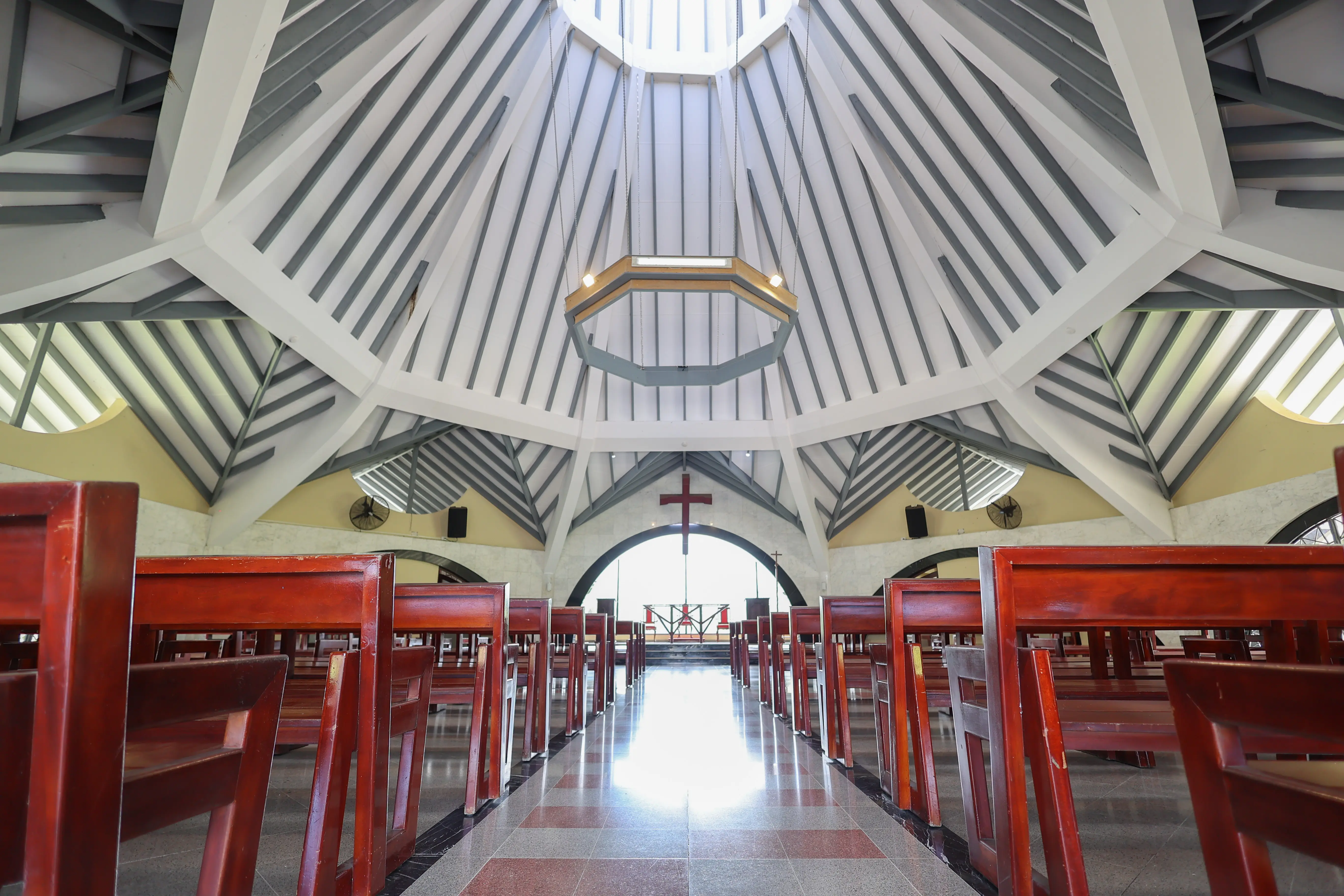 Interior de capilla con arcos